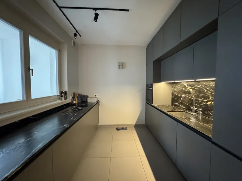 Stilvolle 3-Zimmer-Wohnung mit hochwertiger Innenausstattung und Einbauküche in Berlin-Mitte — photo 1